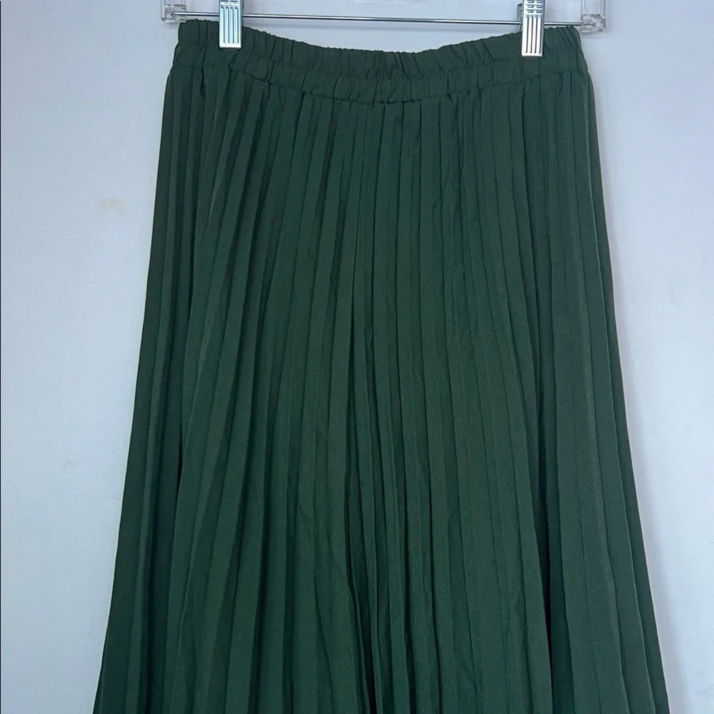 Elegant Green Pleated Skirt - Picture 3 of 4